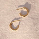 Mini organic hoop earrings fra Wild Fawn Jewellery.