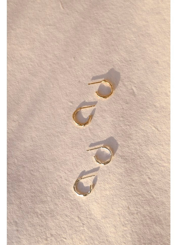 Mini organic hoop earrings fra Wild Fawn Jewellery.