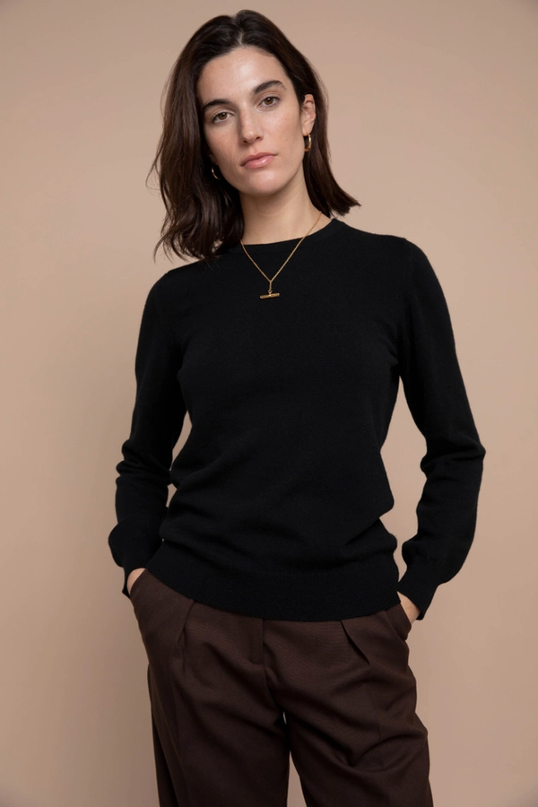 Cashmere classic round neck sweater fra Johnstons of Elgin.