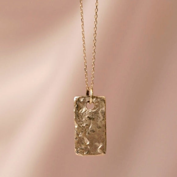 Raw rectangle pendant necklace fra Wild Fawn Jewellery