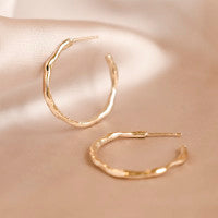 Gold organic hoop earrings fra Wild Fawn Jewellery